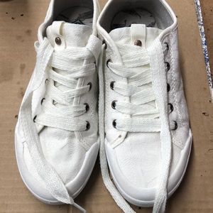 Tennis shoes/sneakers